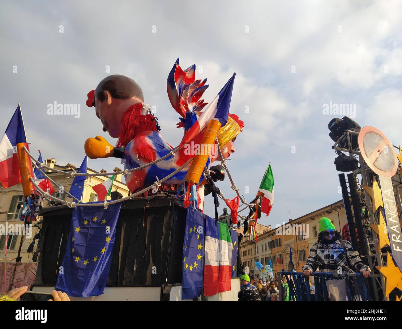 VERONA, ITALIEN-FEBRUAR 2023: Wagenparade und Maskenparade während des Karnevals der Stadt Verona im Februar 2023 Stockfoto