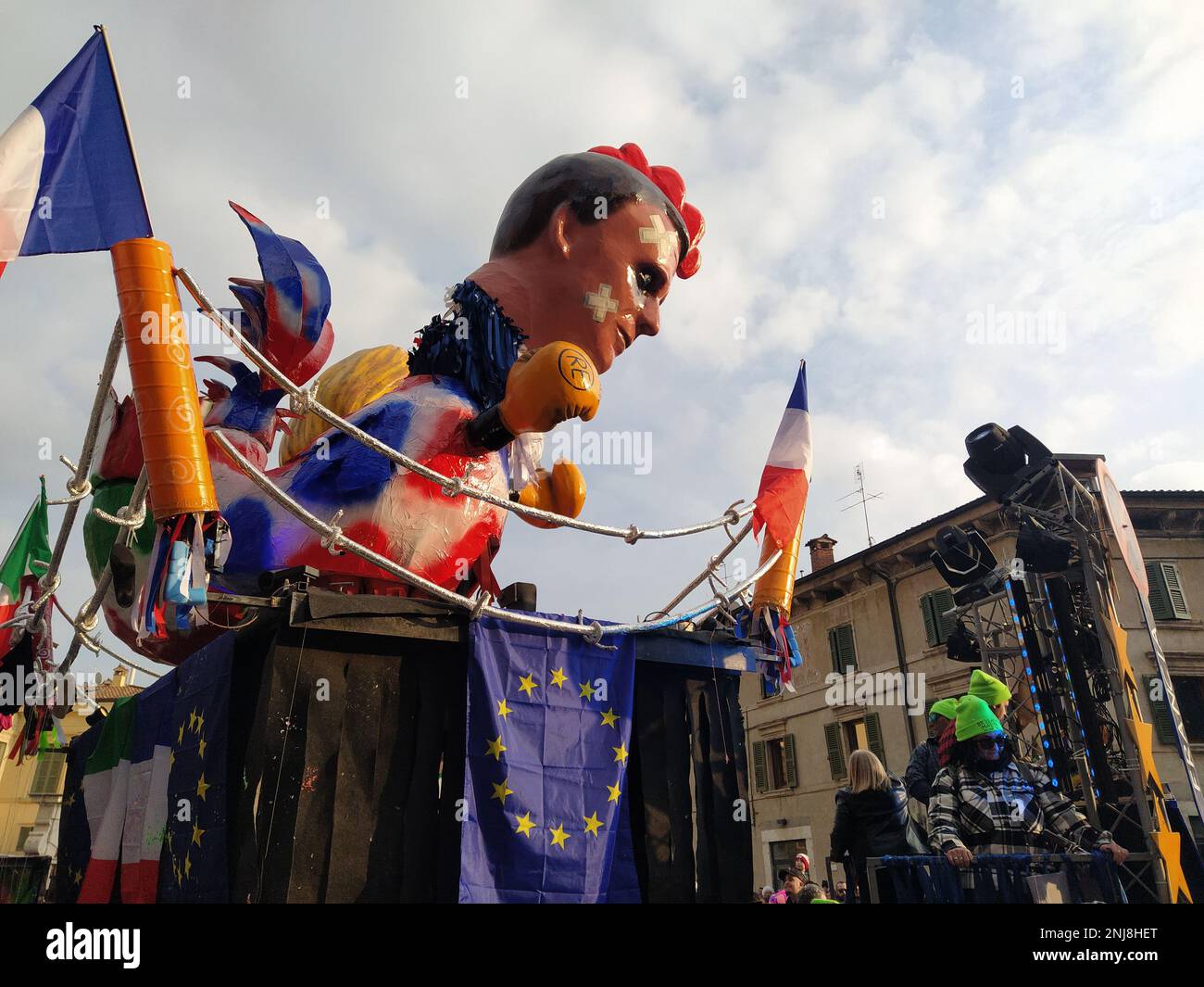 VERONA, ITALIEN-FEBRUAR 2023: Wagenparade und Maskenparade während des Karnevals der Stadt Verona im Februar 2023 Stockfoto