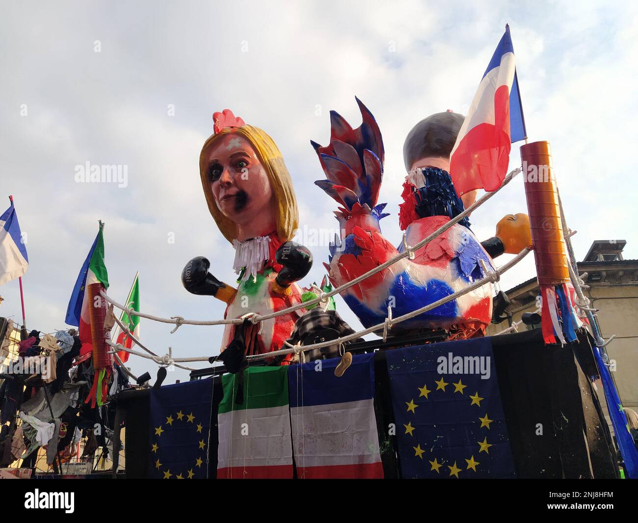 VERONA, ITALIEN-FEBRUAR 2023: Wagenparade und Maskenparade während des Karnevals der Stadt Verona im Februar 2023 Stockfoto