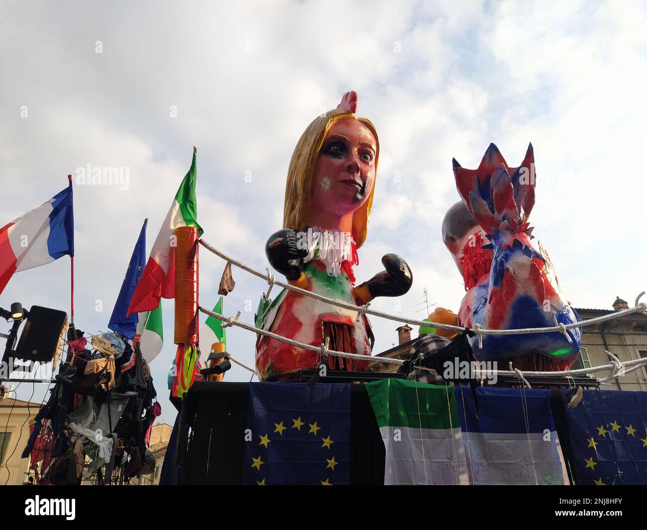 VERONA, ITALIEN-FEBRUAR 2023: Wagenparade und Maskenparade während des Karnevals der Stadt Verona im Februar 2023 Stockfoto