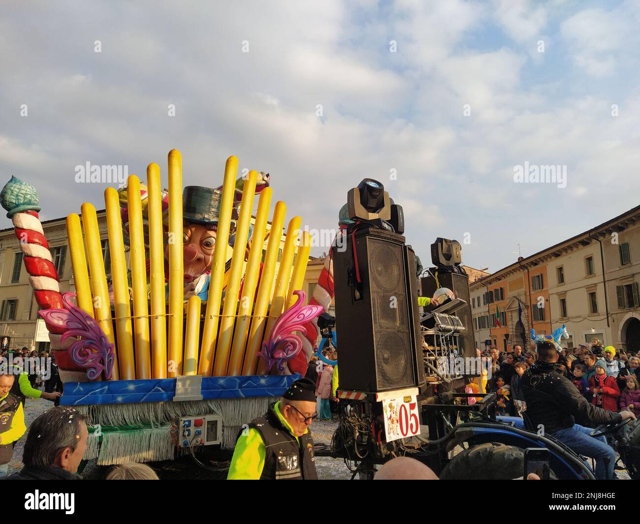 VERONA, ITALIEN-FEBRUAR 2023: Wagenparade und Maskenparade während des Karnevals der Stadt Verona im Februar 2023 Stockfoto