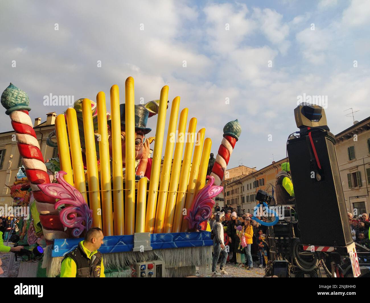 VERONA, ITALIEN-FEBRUAR 2023: Wagenparade und Maskenparade während des Karnevals der Stadt Verona im Februar 2023 Stockfoto