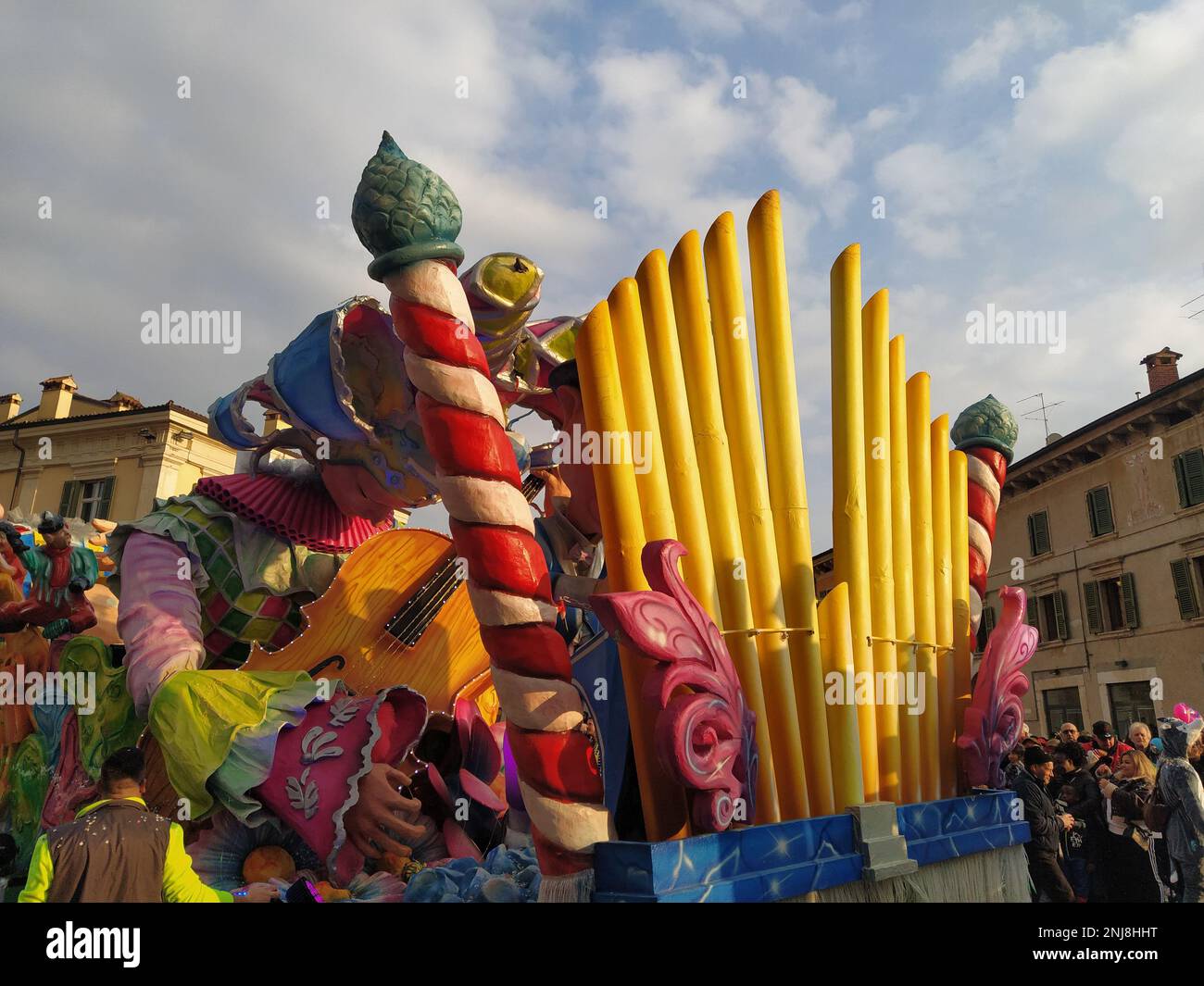 VERONA, ITALIEN-FEBRUAR 2023: Wagenparade und Maskenparade während des Karnevals der Stadt Verona im Februar 2023 Stockfoto