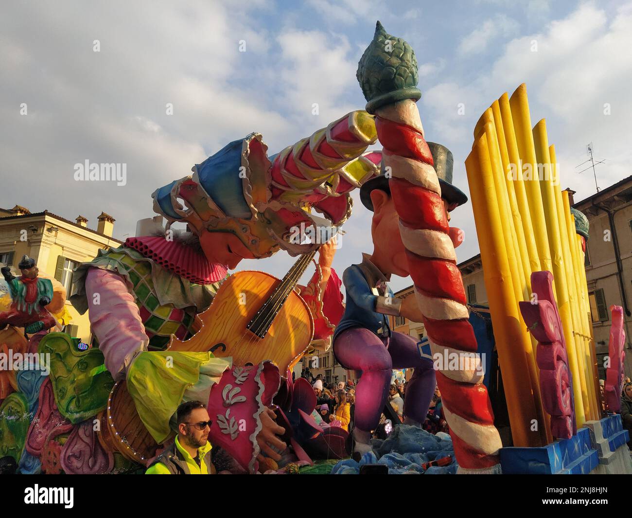 VERONA, ITALIEN-FEBRUAR 2023: Wagenparade und Maskenparade während des Karnevals der Stadt Verona im Februar 2023 Stockfoto