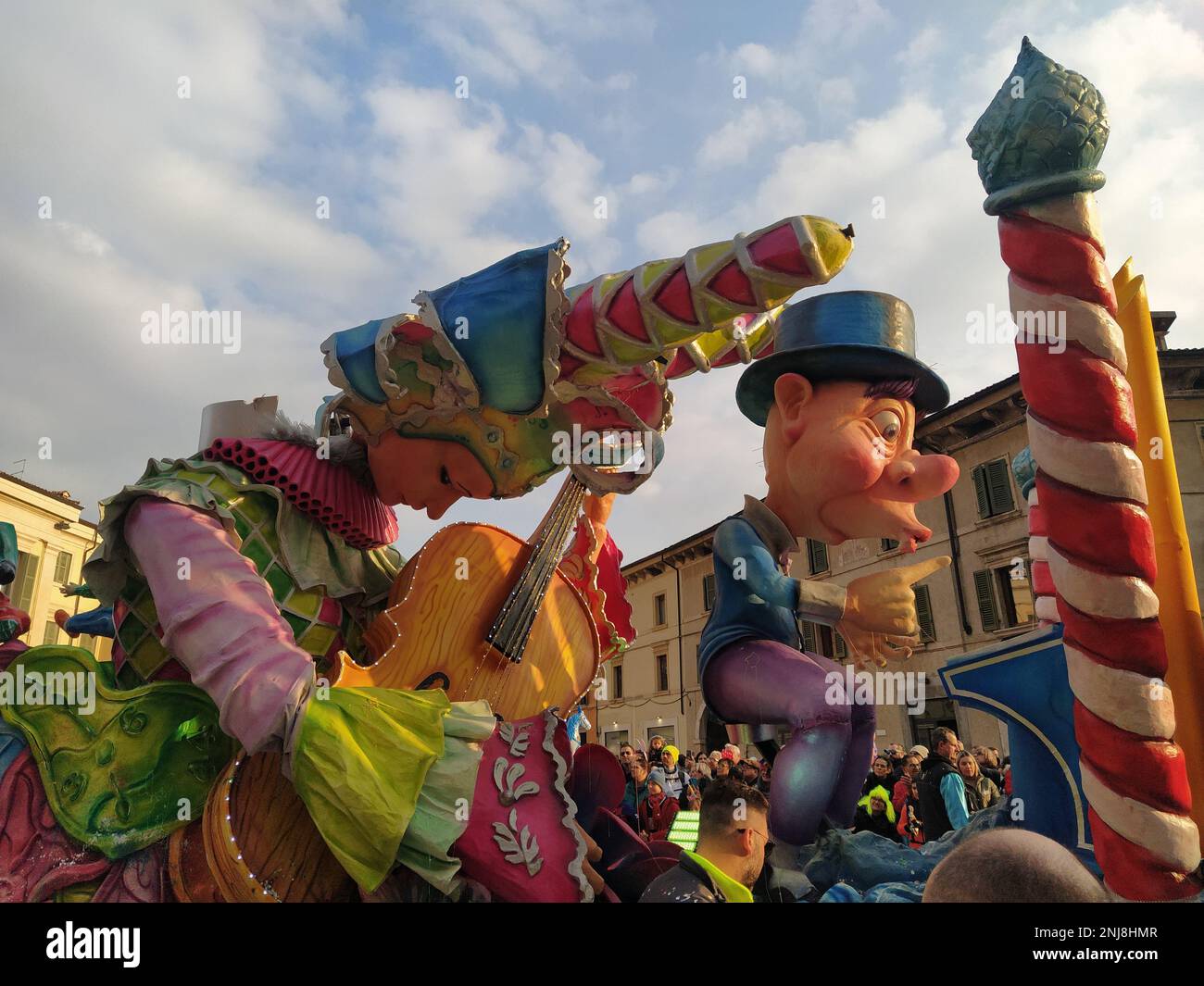 VERONA, ITALIEN-FEBRUAR 2023: Wagenparade und Maskenparade während des Karnevals der Stadt Verona im Februar 2023 Stockfoto