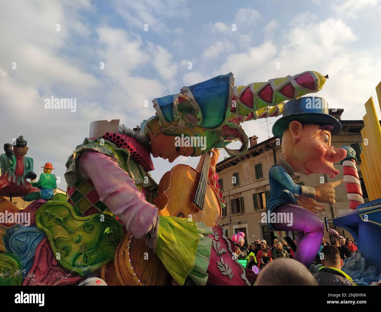 VERONA, ITALIEN-FEBRUAR 2023: Wagenparade und Maskenparade während des Karnevals der Stadt Verona im Februar 2023 Stockfoto
