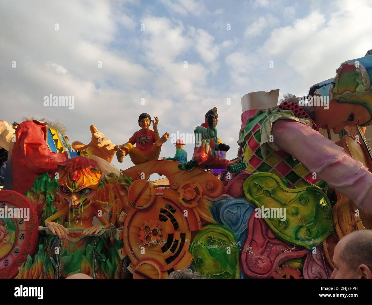 VERONA, ITALIEN-FEBRUAR 2023: Wagenparade und Maskenparade während des Karnevals der Stadt Verona im Februar 2023 Stockfoto