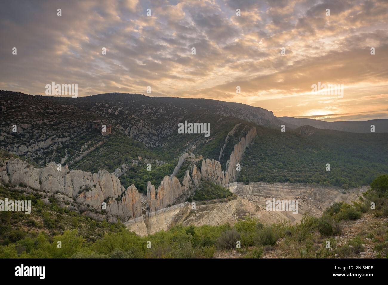 Sonnenaufgang hinter den Klippen von Roques de la Vila in Finestres, auch bekannt als die „Mauer der Finestres“ (Ribagorza, Huesca, Aragon, Spanien) Stockfoto