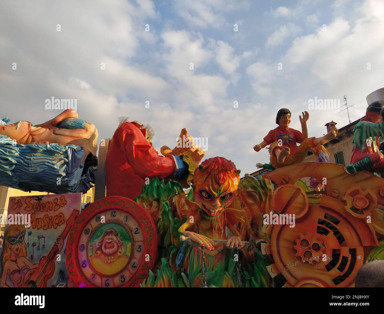 VERONA, ITALIEN-FEBRUAR 2023: Wagenparade und Maskenparade während des Karnevals der Stadt Verona im Februar 2023 Stockfoto