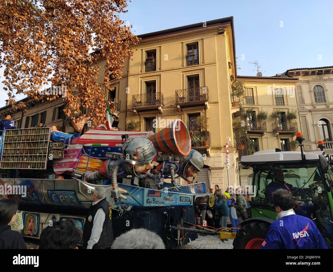 VERONA, ITALIEN-FEBRUAR 2023: Wagenparade und Maskenparade während des Karnevals der Stadt Verona im Februar 2023 Stockfoto