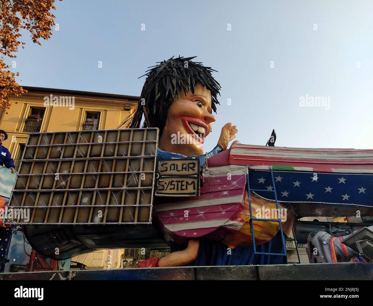 VERONA, ITALIEN-FEBRUAR 2023: Wagenparade und Maskenparade während des Karnevals der Stadt Verona im Februar 2023 Stockfoto