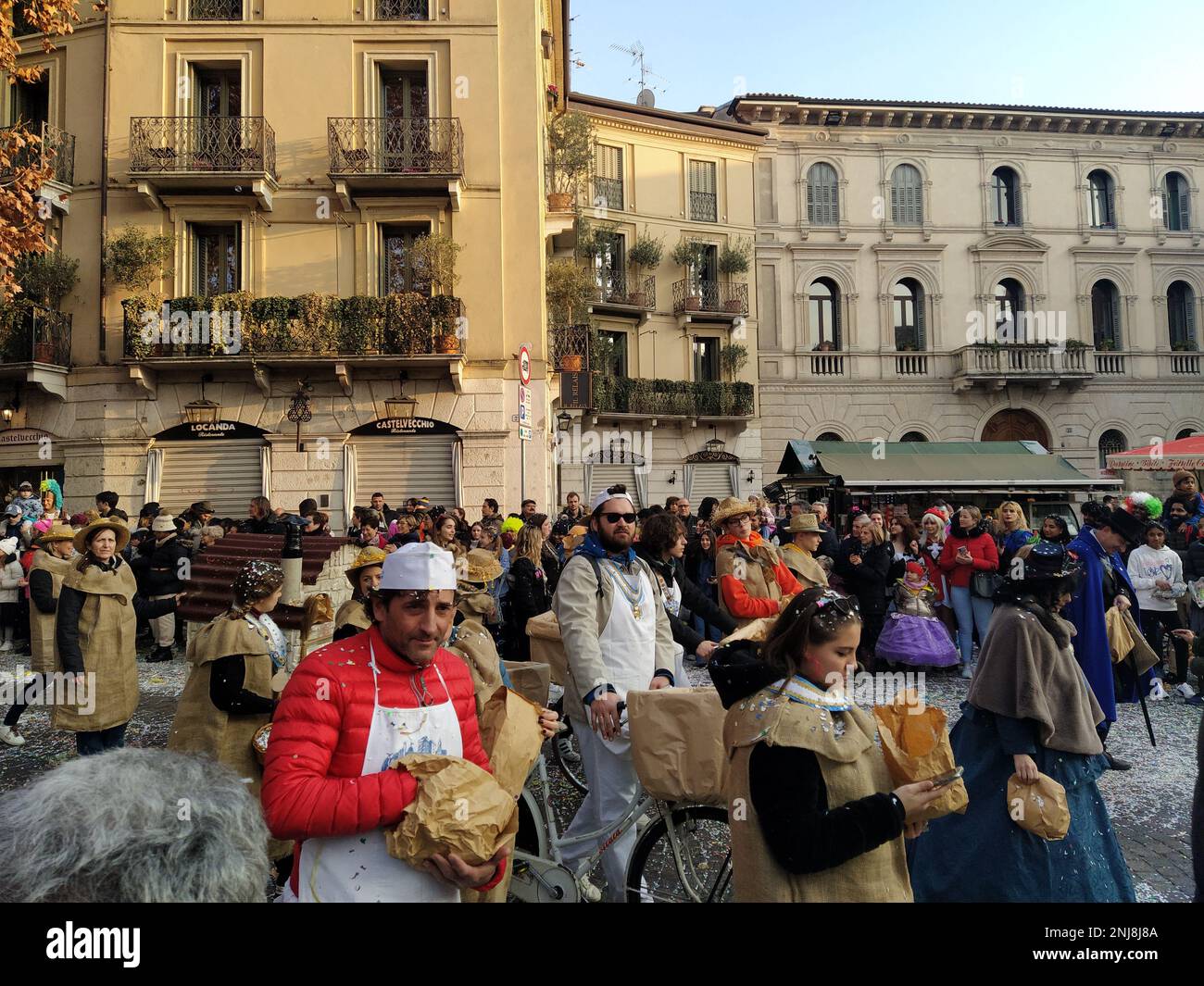 VERONA, ITALIEN-FEBRUAR 2023: Wagenparade und Maskenparade während des Karnevals der Stadt Verona im Februar 2023 Stockfoto