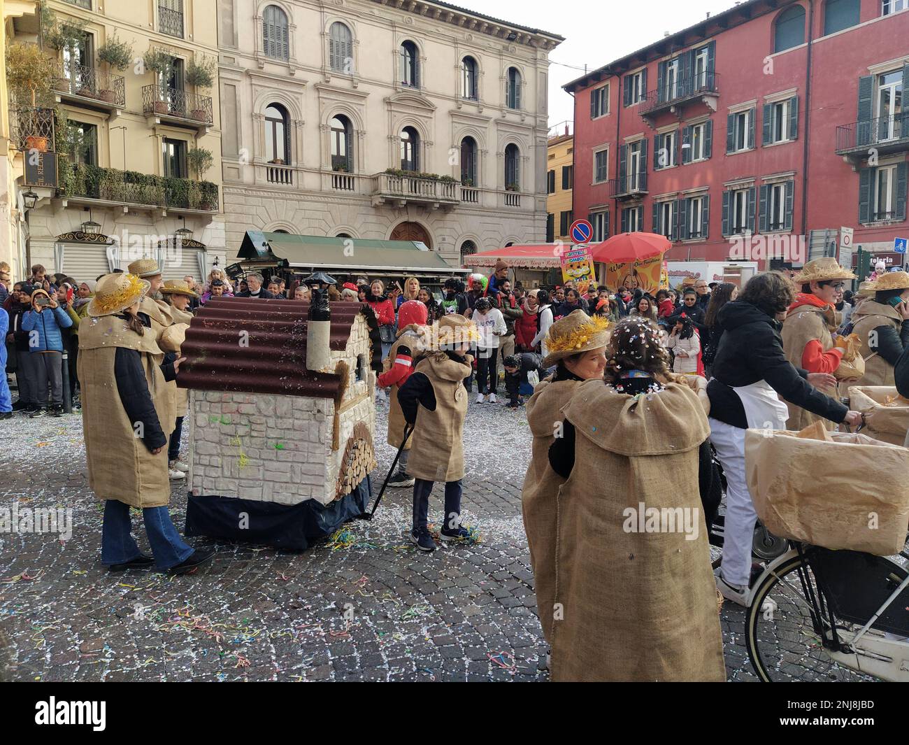 VERONA, ITALIEN-FEBRUAR 2023: Wagenparade und Maskenparade während des Karnevals der Stadt Verona im Februar 2023 Stockfoto