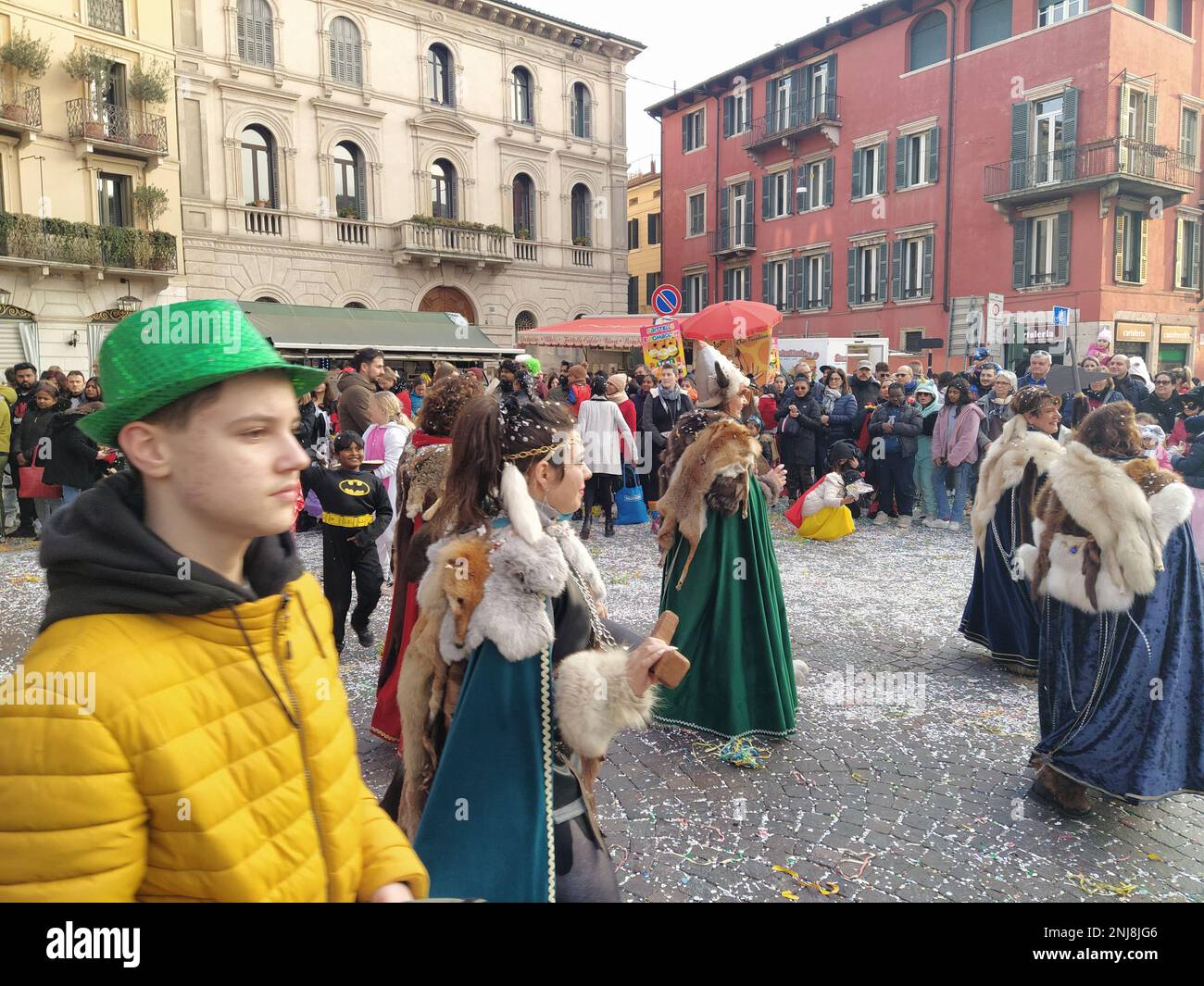 VERONA, ITALIEN-FEBRUAR 2023: Wagenparade und Maskenparade während des Karnevals der Stadt Verona im Februar 2023 Stockfoto