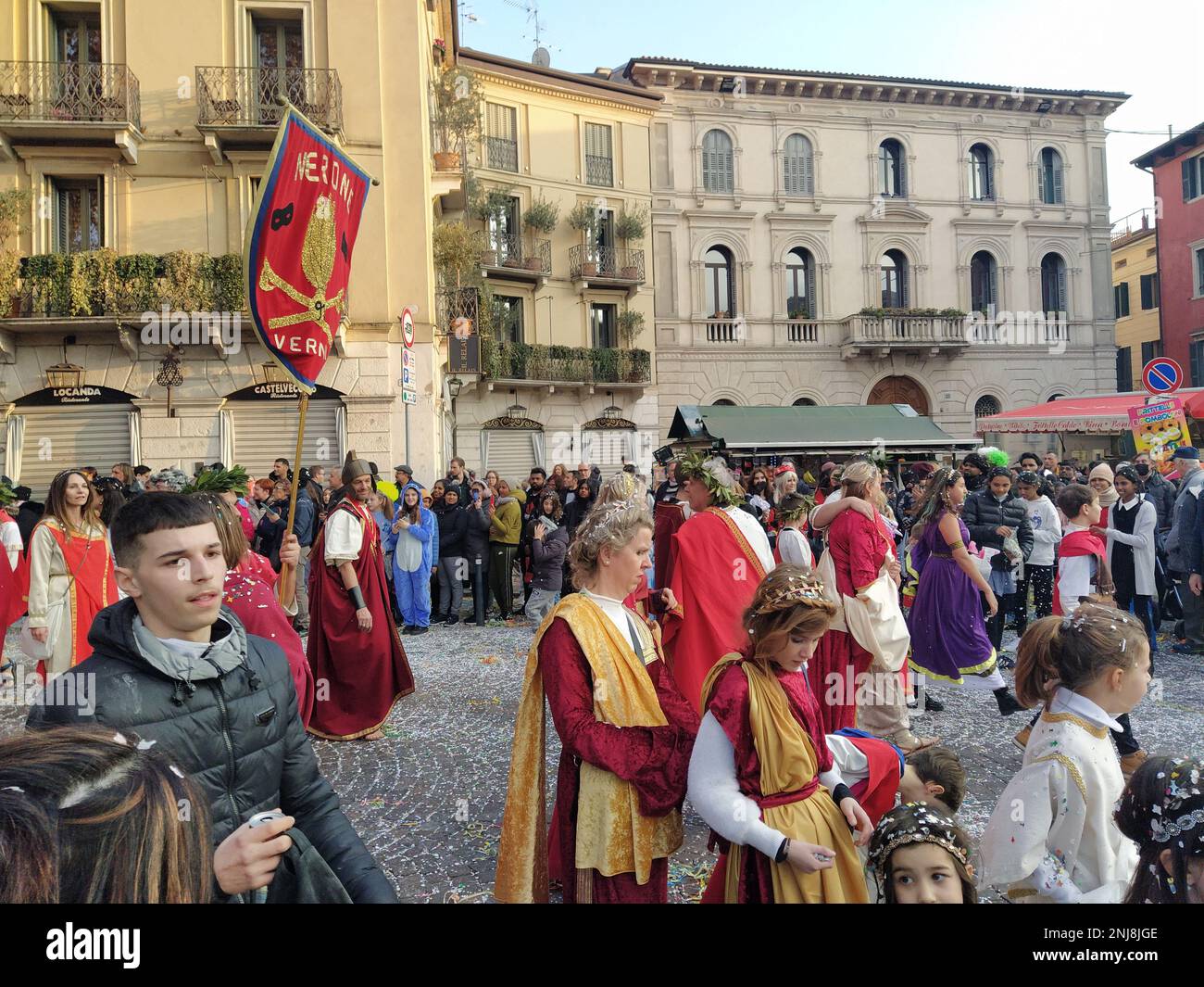 VERONA, ITALIEN-FEBRUAR 2023: Wagenparade und Maskenparade während des Karnevals der Stadt Verona im Februar 2023 Stockfoto