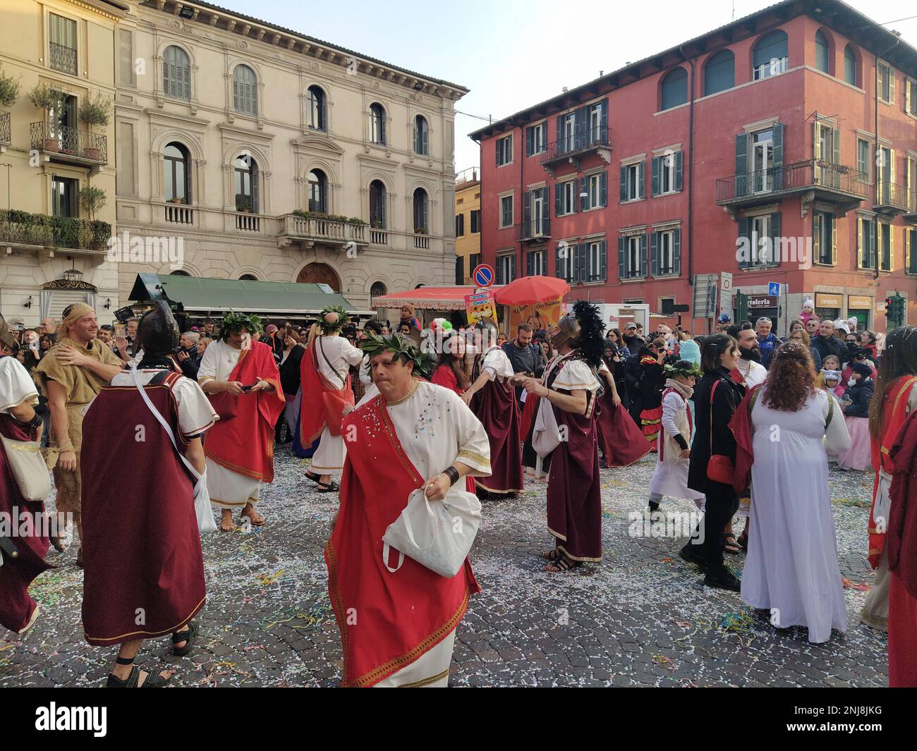 VERONA, ITALIEN-FEBRUAR 2023: Wagenparade und Maskenparade während des Karnevals der Stadt Verona im Februar 2023 Stockfoto