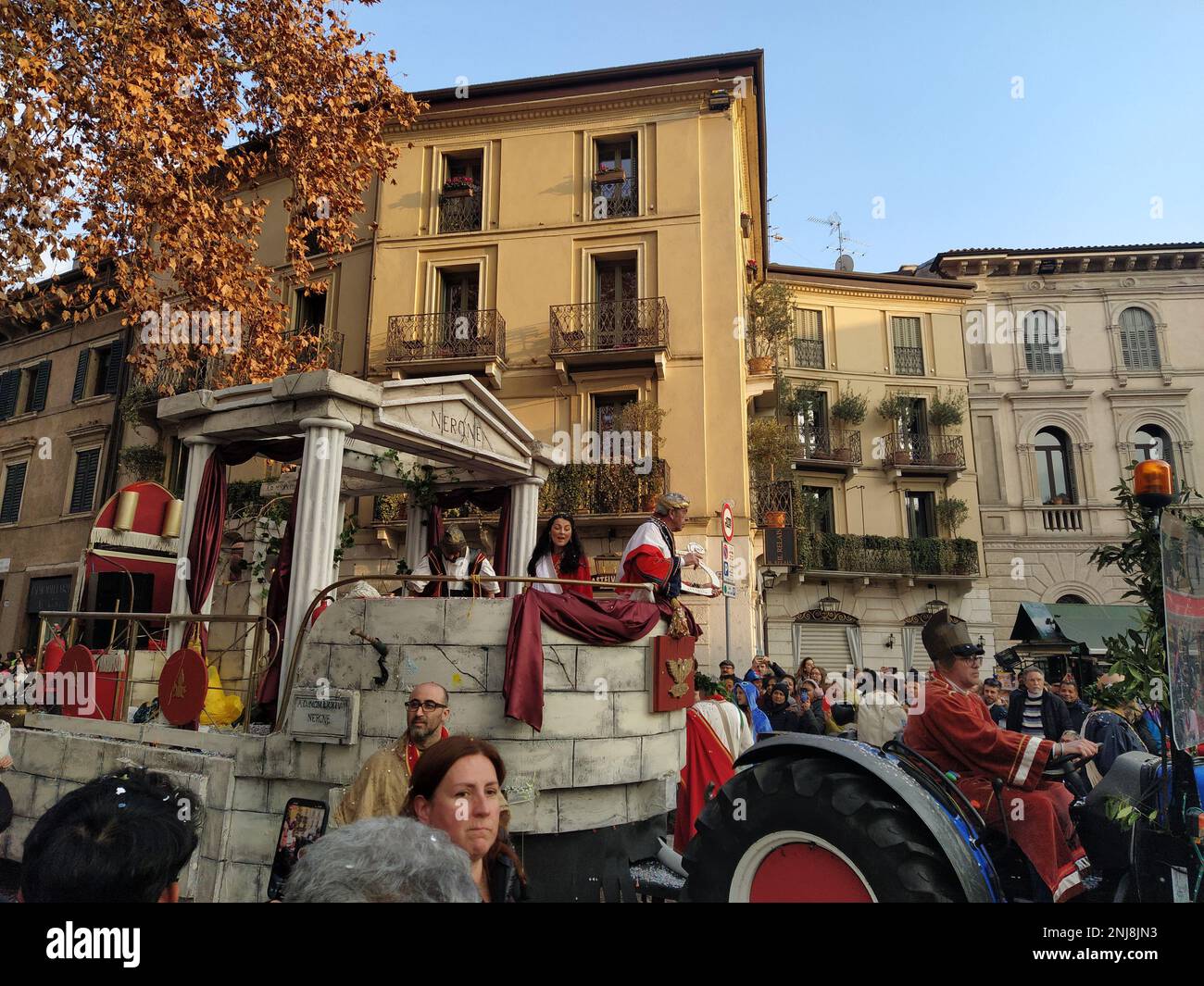 VERONA, ITALIEN-FEBRUAR 2023: Wagenparade und Maskenparade während des Karnevals der Stadt Verona im Februar 2023 Stockfoto