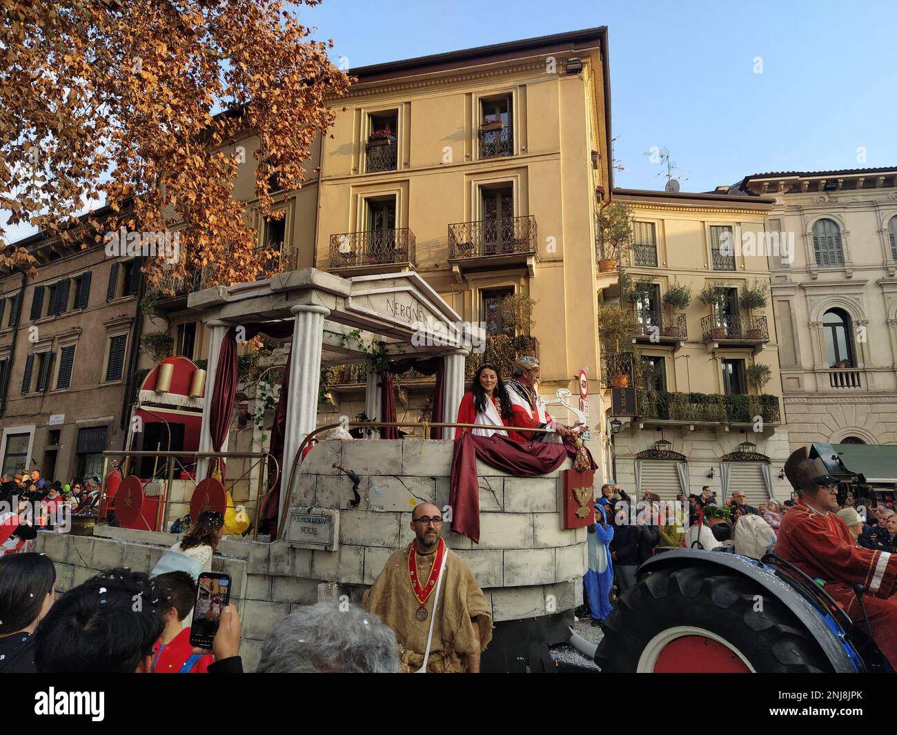 VERONA, ITALIEN-FEBRUAR 2023: Wagenparade und Maskenparade während des Karnevals der Stadt Verona im Februar 2023 Stockfoto
