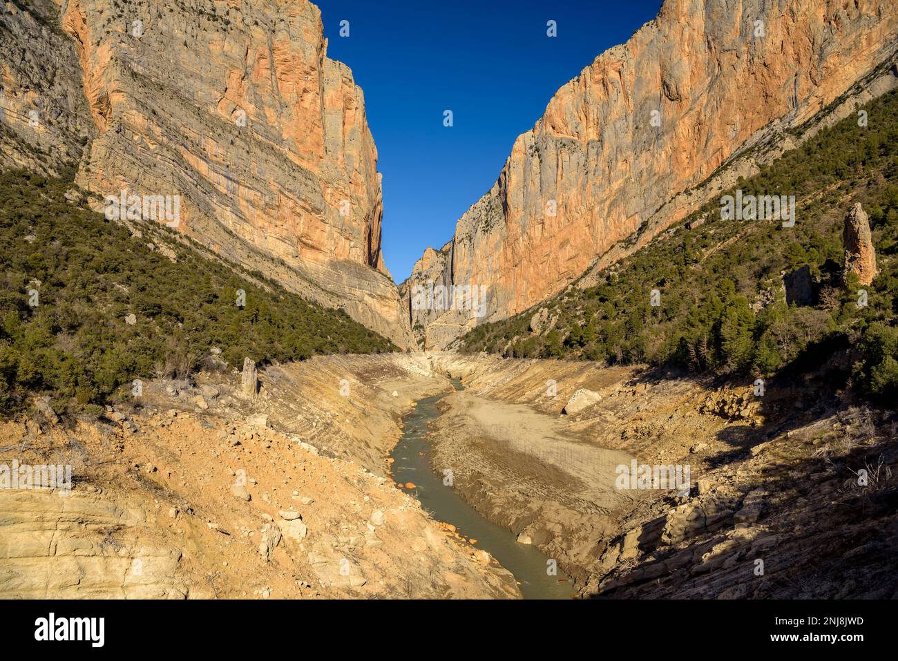 Mont-rebei-Schlucht, Canelles-Stausee mit sehr niedrigem Wasserstand und Noguera Ribagorzana (Montsec, Lleida, Katalonien, Spanien) Stockfoto