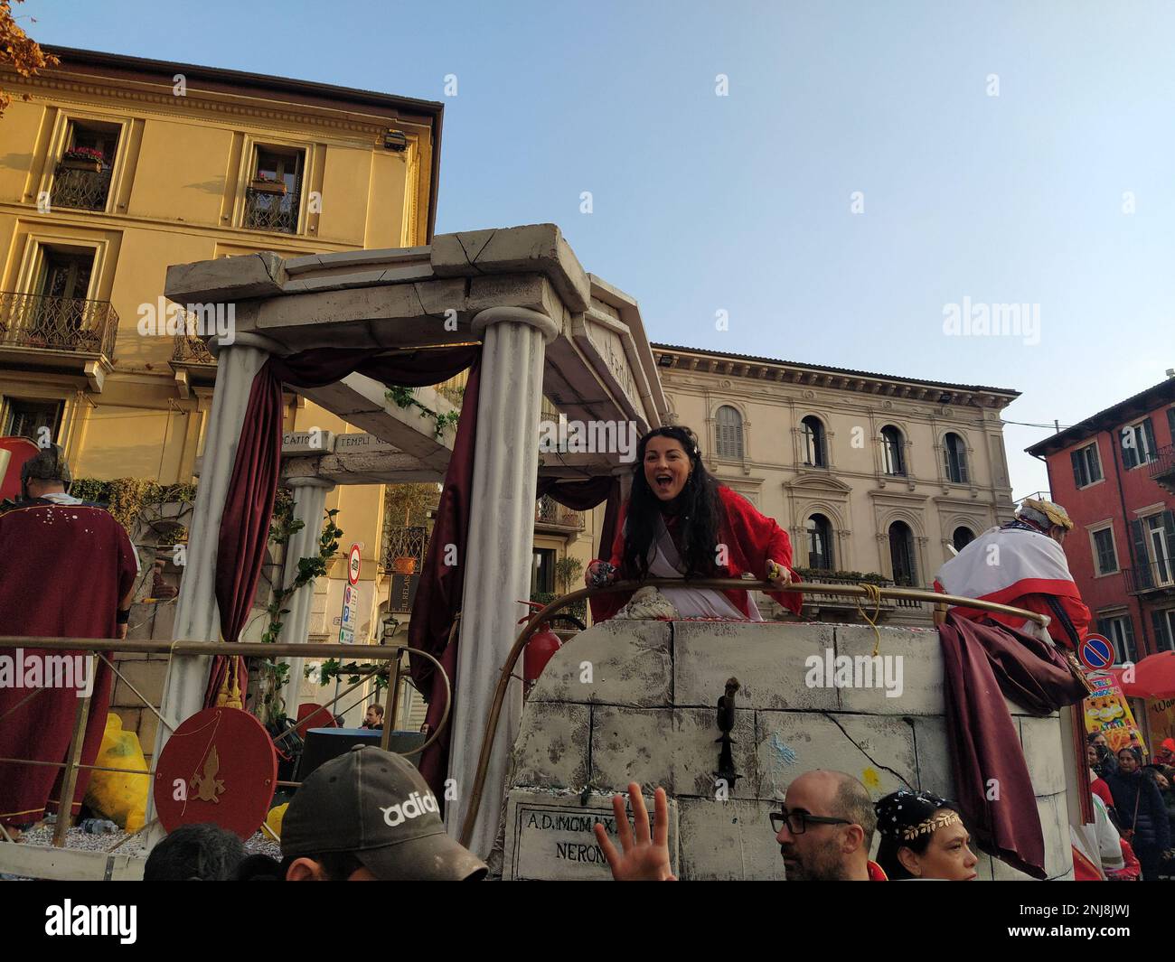 VERONA, ITALIEN-FEBRUAR 2023: Wagenparade und Maskenparade während des Karnevals der Stadt Verona im Februar 2023 Stockfoto