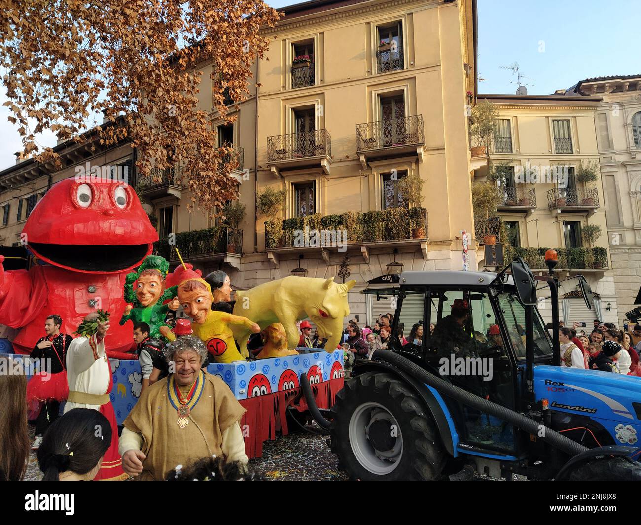 VERONA, ITALIEN-FEBRUAR 2023: Wagenparade und Maskenparade während des Karnevals der Stadt Verona im Februar 2023 Stockfoto