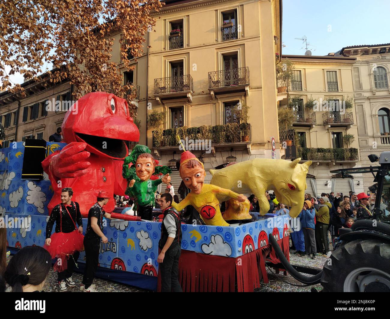 VERONA, ITALIEN-FEBRUAR 2023: Wagenparade und Maskenparade während des Karnevals der Stadt Verona im Februar 2023 Stockfoto