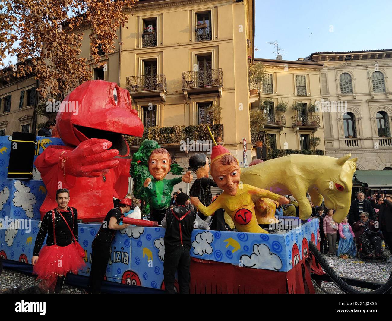 VERONA, ITALIEN-FEBRUAR 2023: Wagenparade und Maskenparade während des Karnevals der Stadt Verona im Februar 2023 Stockfoto