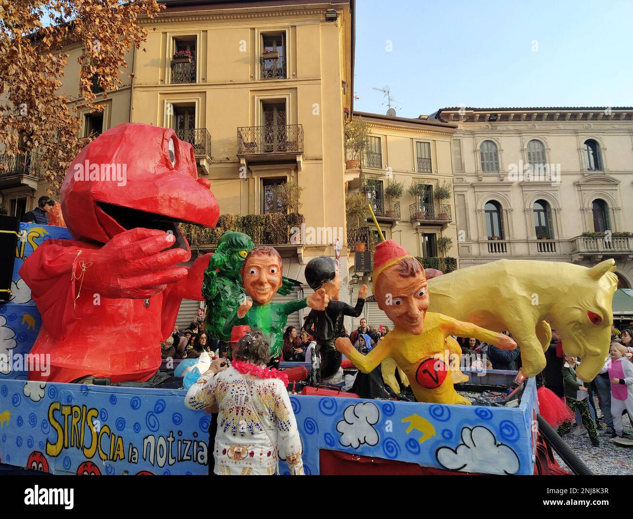 VERONA, ITALIEN-FEBRUAR 2023: Wagenparade und Maskenparade während des Karnevals der Stadt Verona im Februar 2023 Stockfoto