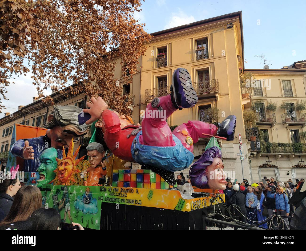 VERONA, ITALIEN-FEBRUAR 2023: Wagenparade und Maskenparade während des Karnevals der Stadt Verona im Februar 2023 Stockfoto