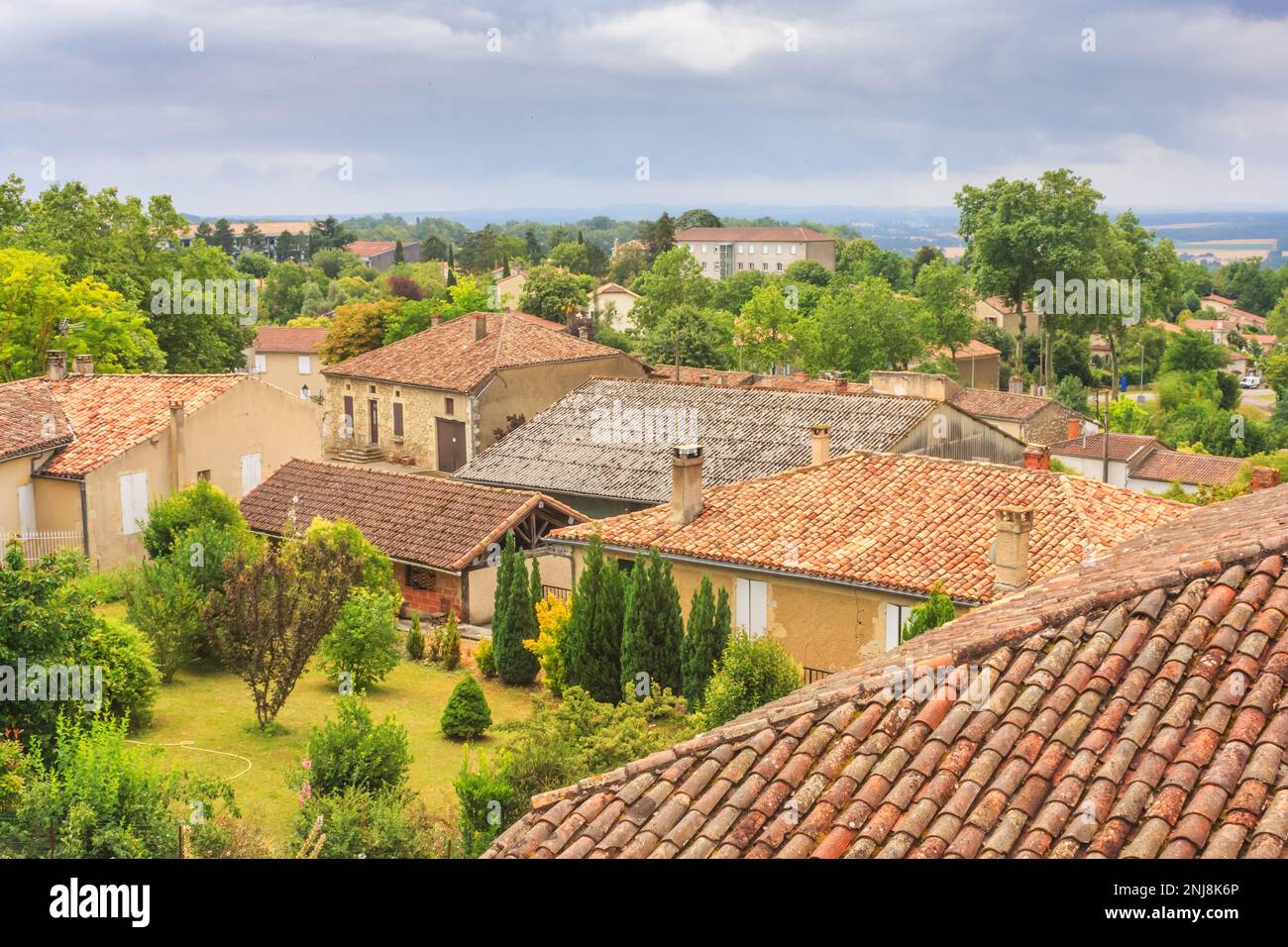 Sommerlandschaft - Blick auf die Dächer von Häusern in einer französischen Provinzstadt in der historischen Provinz Gascony, Frankreich Stockfoto