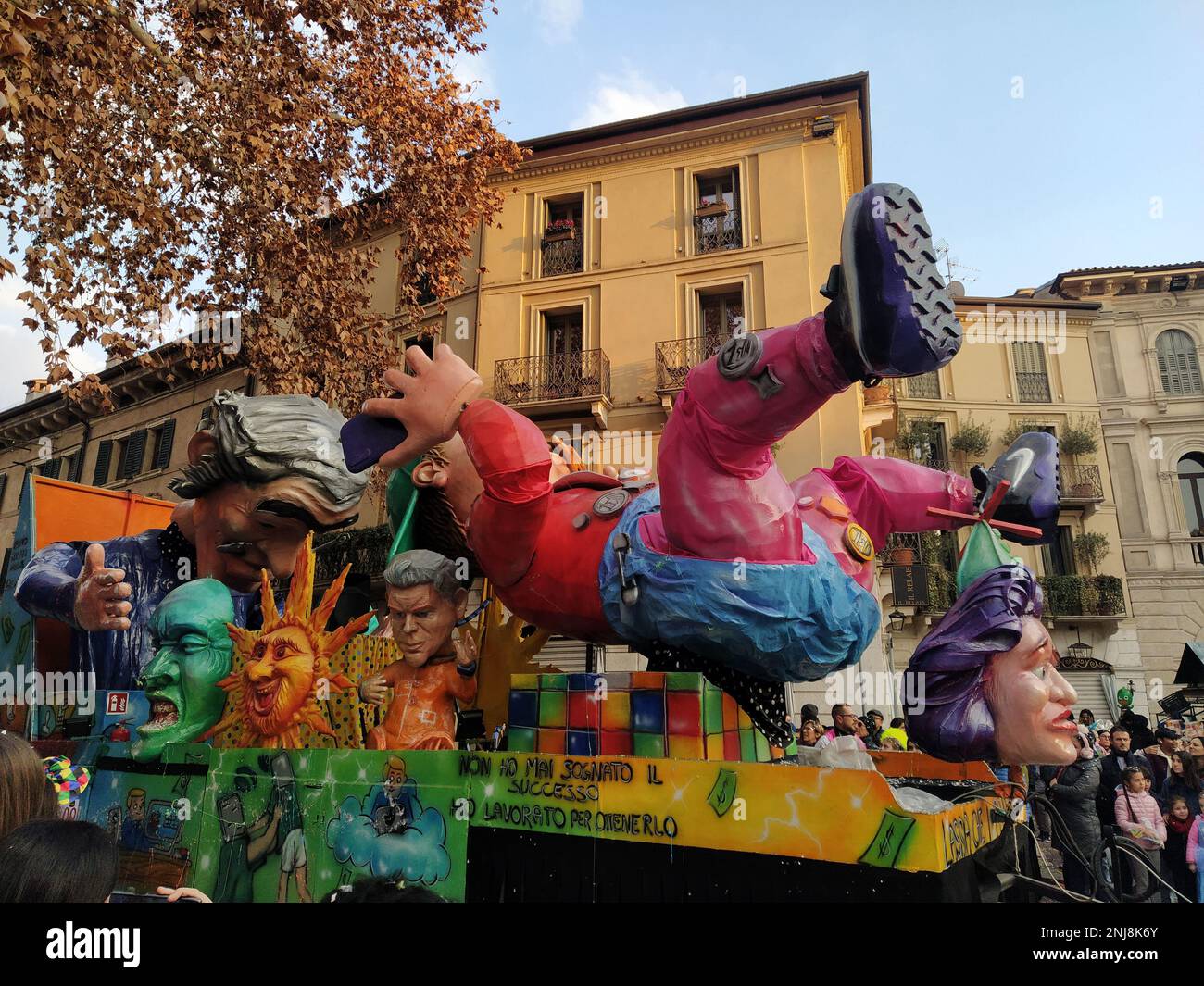 VERONA, ITALIEN-FEBRUAR 2023: Wagenparade und Maskenparade während des Karnevals der Stadt Verona im Februar 2023 Stockfoto