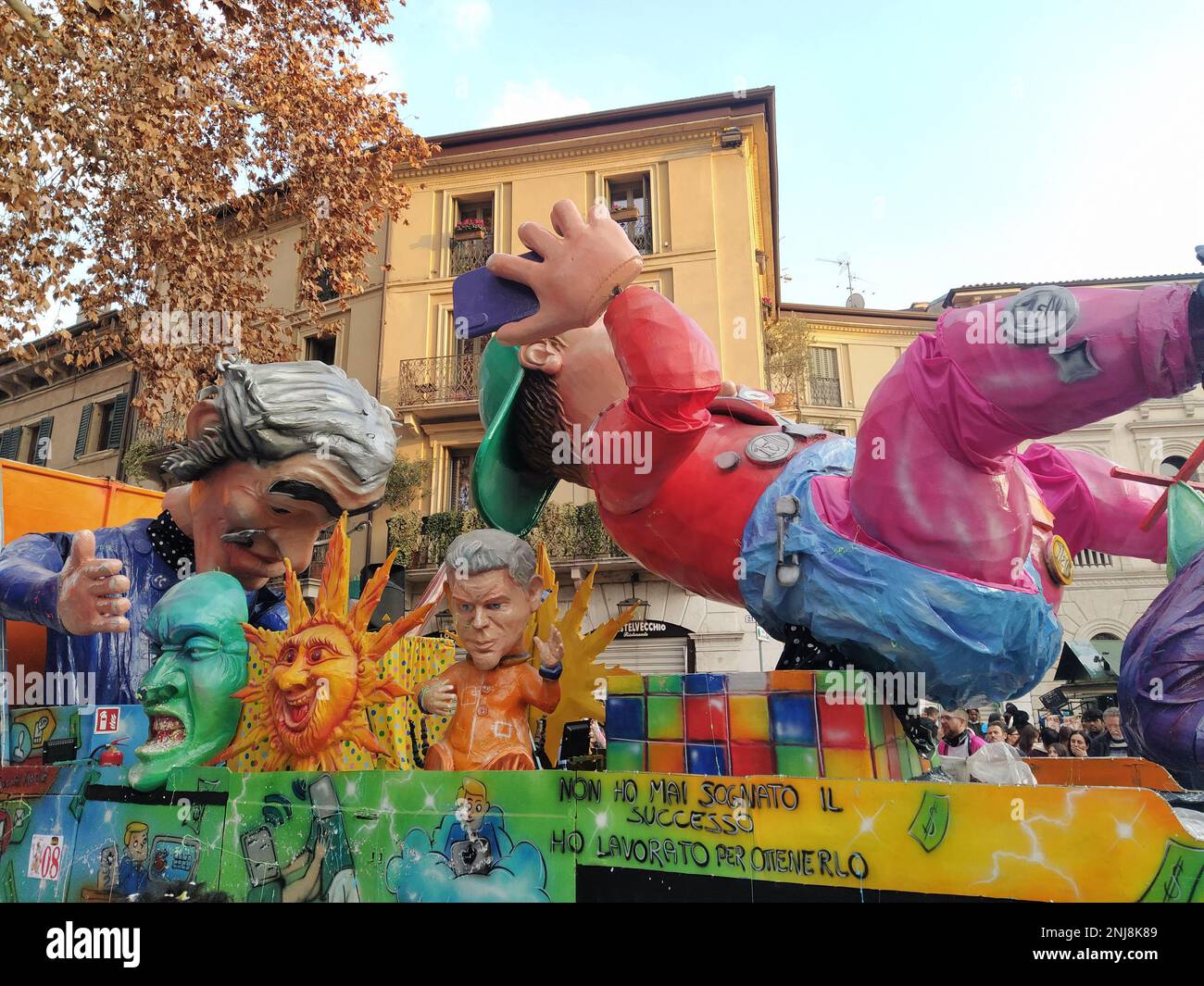 VERONA, ITALIEN-FEBRUAR 2023: Wagenparade und Maskenparade während des Karnevals der Stadt Verona im Februar 2023 Stockfoto