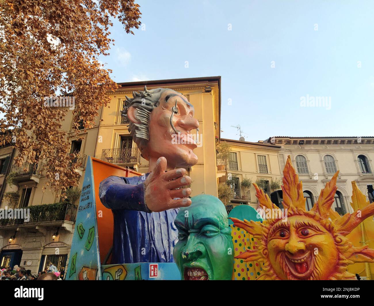 VERONA, ITALIEN-FEBRUAR 2023: Wagenparade und Maskenparade während des Karnevals der Stadt Verona im Februar 2023 Stockfoto