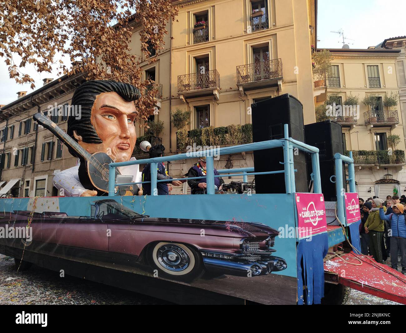 VERONA, ITALIEN-FEBRUAR 2023: Wagenparade und Maskenparade während des Karnevals der Stadt Verona im Februar 2023 Stockfoto