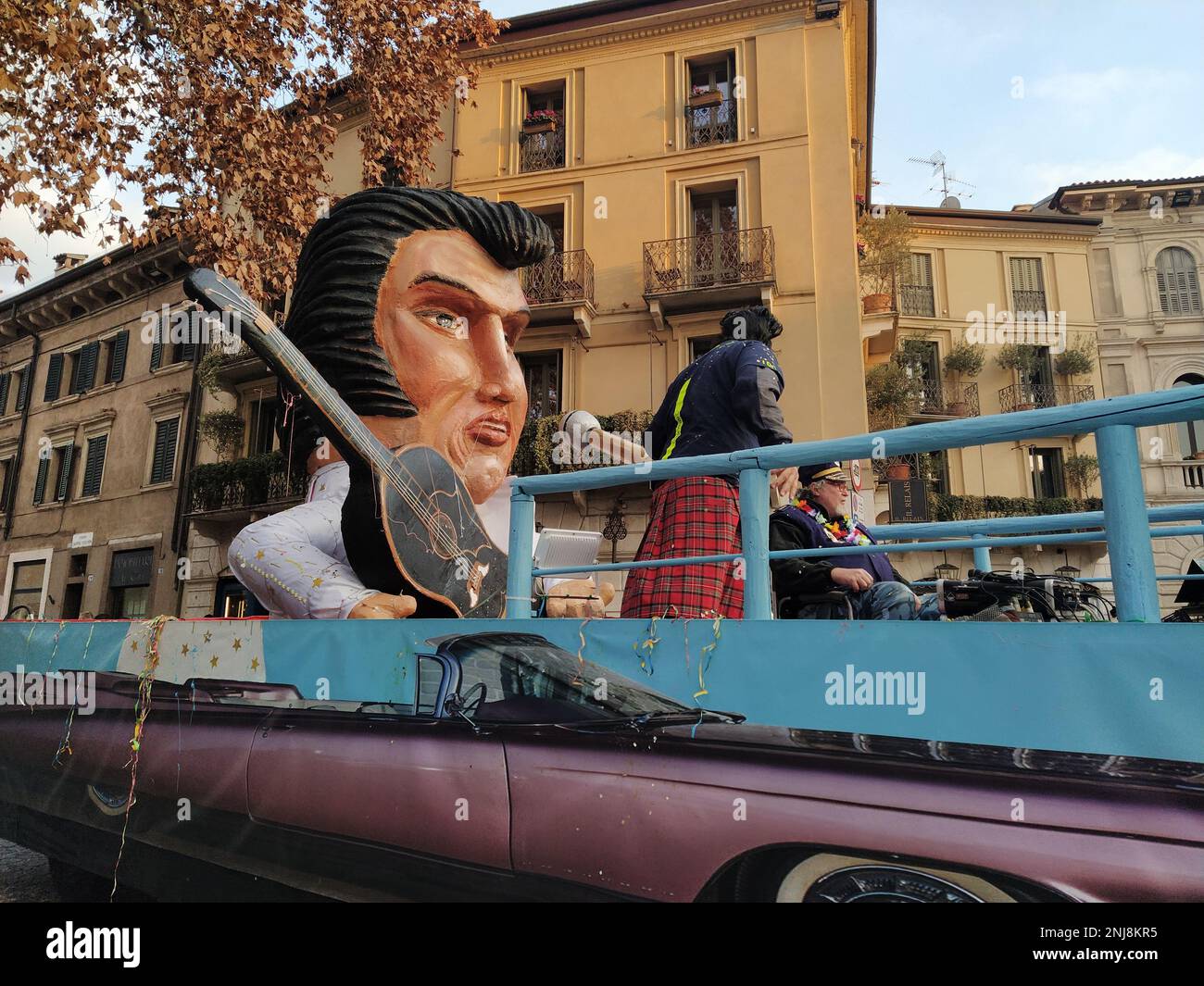 VERONA, ITALIEN-FEBRUAR 2023: Wagenparade und Maskenparade während des Karnevals der Stadt Verona im Februar 2023 Stockfoto