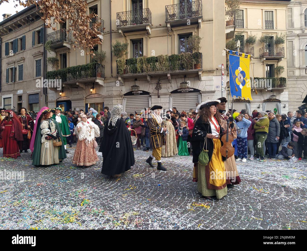 VERONA, ITALIEN-FEBRUAR 2023: Wagenparade und Maskenparade während des Karnevals der Stadt Verona im Februar 2023 Stockfoto