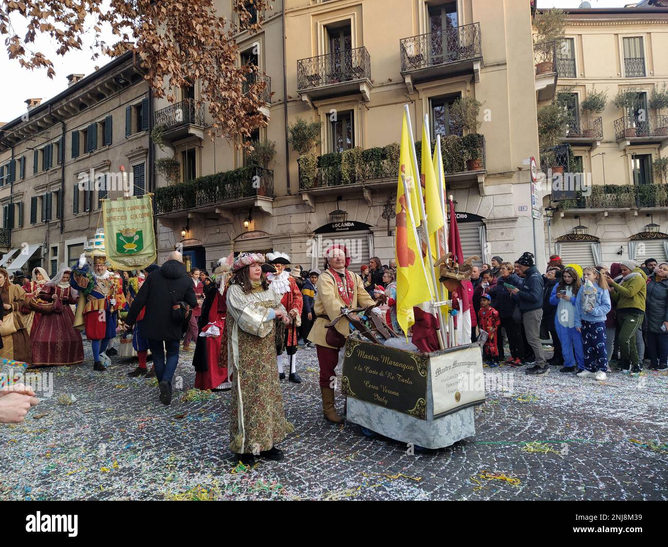 VERONA, ITALIEN-FEBRUAR 2023: Wagenparade und Maskenparade während des Karnevals der Stadt Verona im Februar 2023 Stockfoto