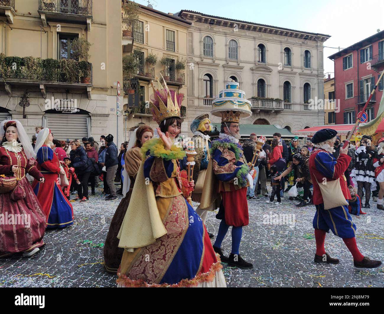 VERONA, ITALIEN-FEBRUAR 2023: Wagenparade und Maskenparade während des Karnevals der Stadt Verona im Februar 2023 Stockfoto