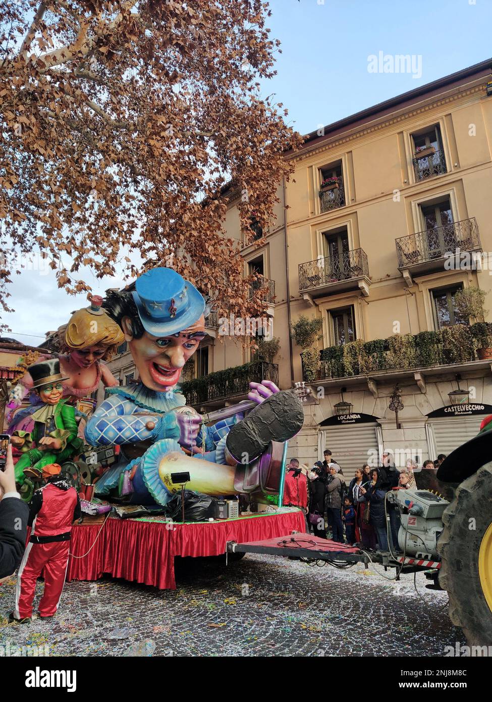 VERONA, ITALIEN-FEBRUAR 2023: Wagenparade und Maskenparade während des Karnevals der Stadt Verona im Februar 2023 Stockfoto