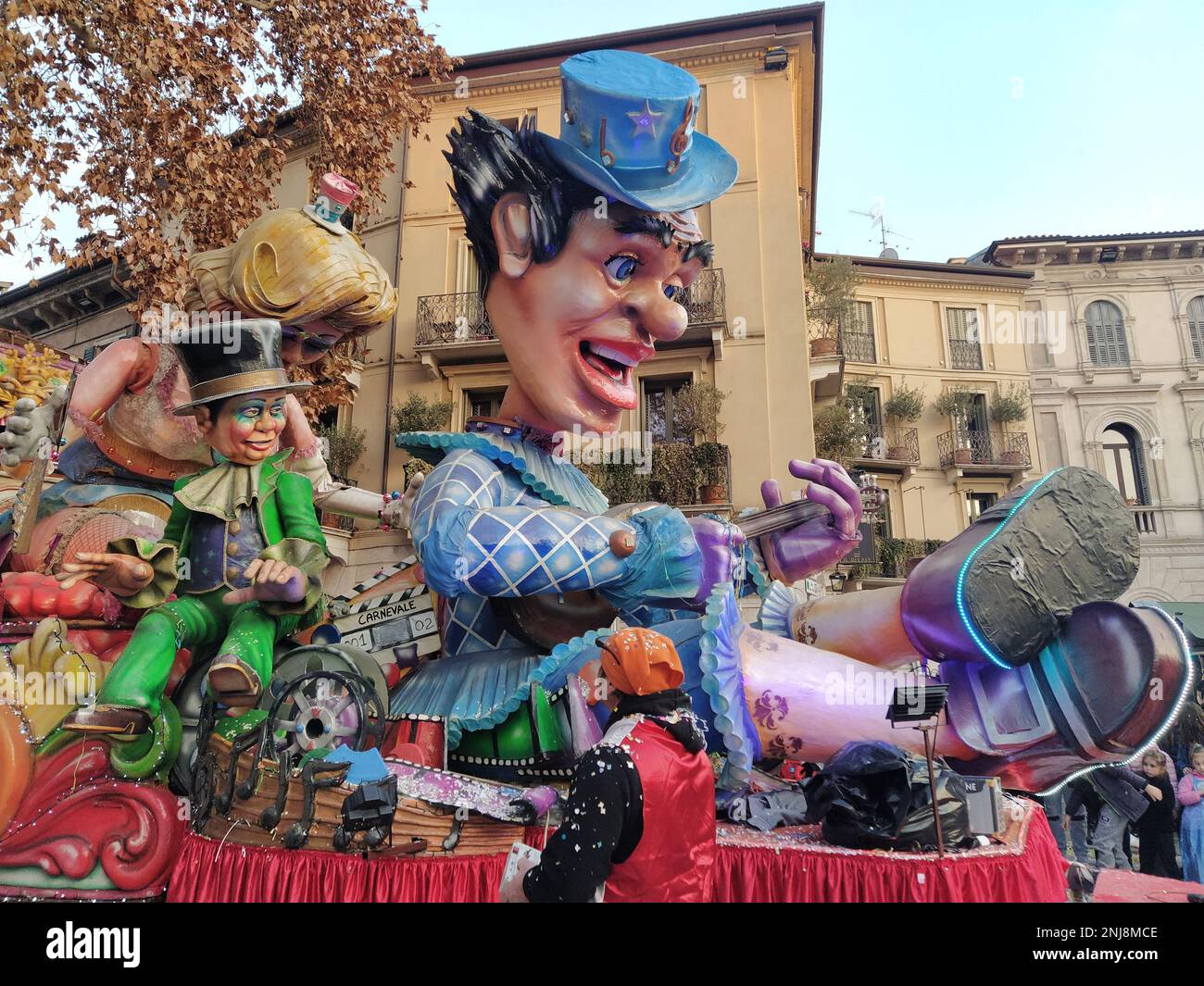 VERONA, ITALIEN-FEBRUAR 2023: Wagenparade und Maskenparade während des Karnevals der Stadt Verona im Februar 2023 Stockfoto