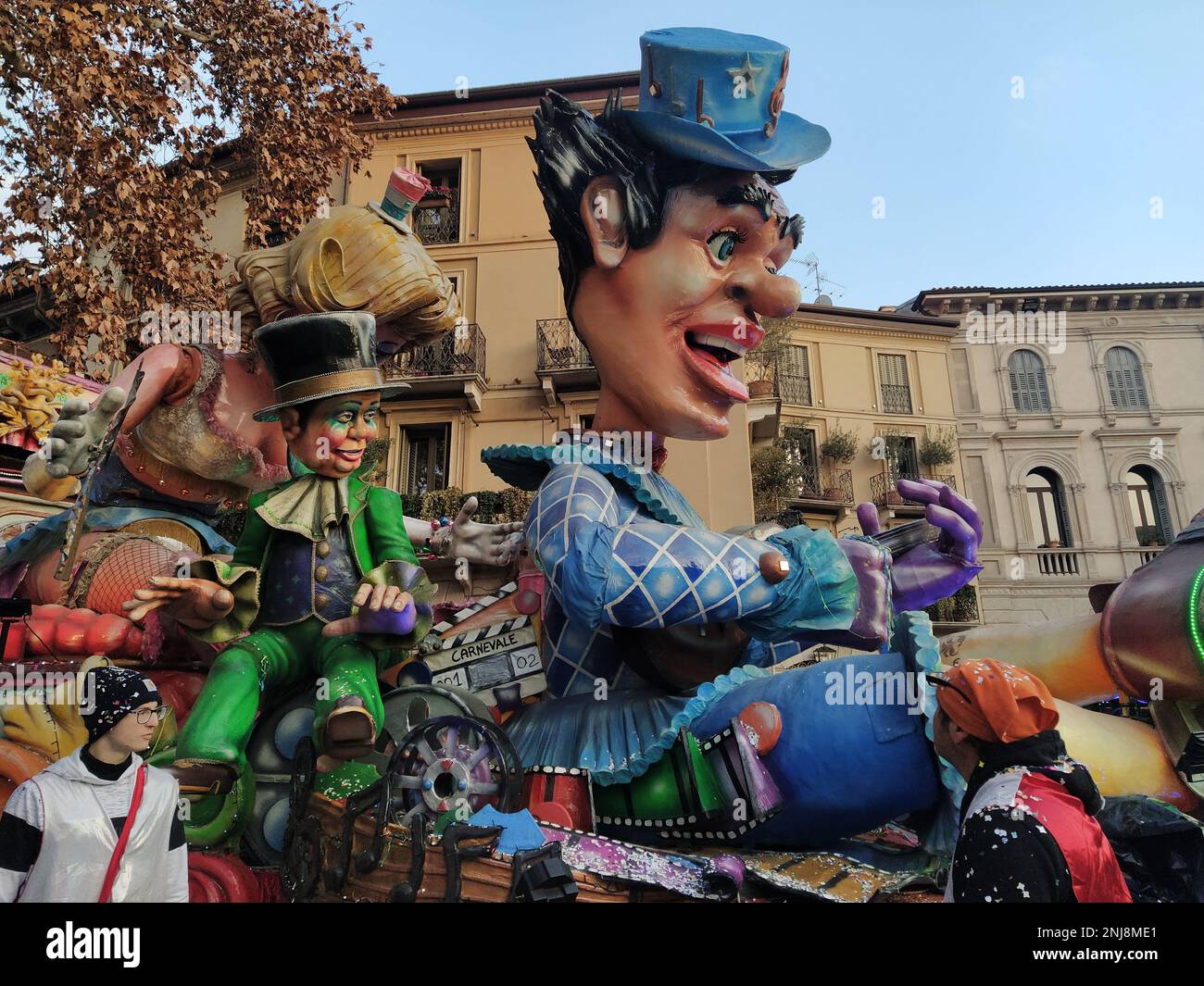 VERONA, ITALIEN-FEBRUAR 2023: Wagenparade und Maskenparade während des Karnevals der Stadt Verona im Februar 2023 Stockfoto