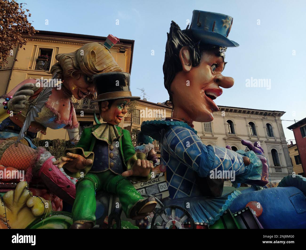 VERONA, ITALIEN-FEBRUAR 2023: Wagenparade und Maskenparade während des Karnevals der Stadt Verona im Februar 2023 Stockfoto