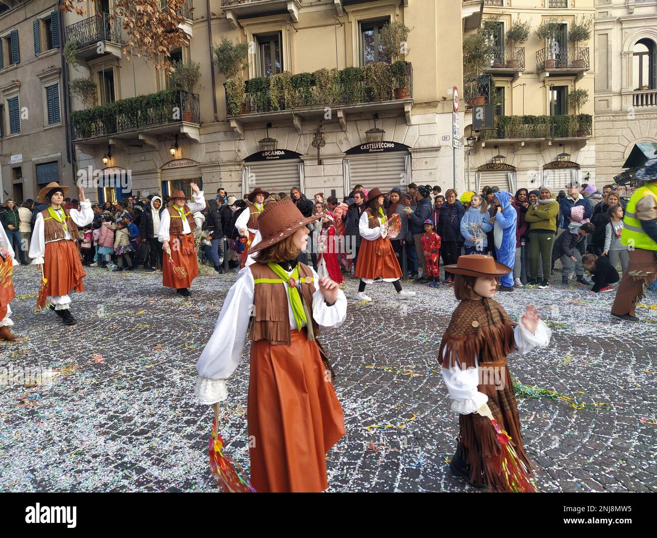 VERONA, ITALIEN-FEBRUAR 2023: Wagenparade und Maskenparade während des Karnevals der Stadt Verona im Februar 2023 Stockfoto
