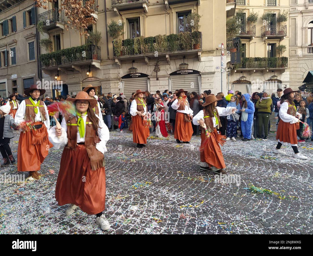 VERONA, ITALIEN-FEBRUAR 2023: Wagenparade und Maskenparade während des Karnevals der Stadt Verona im Februar 2023 Stockfoto
