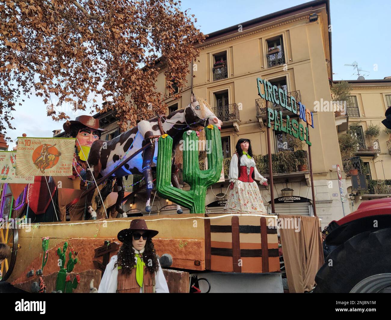 VERONA, ITALIEN-FEBRUAR 2023: Wagenparade und Maskenparade während des Karnevals der Stadt Verona im Februar 2023 Stockfoto