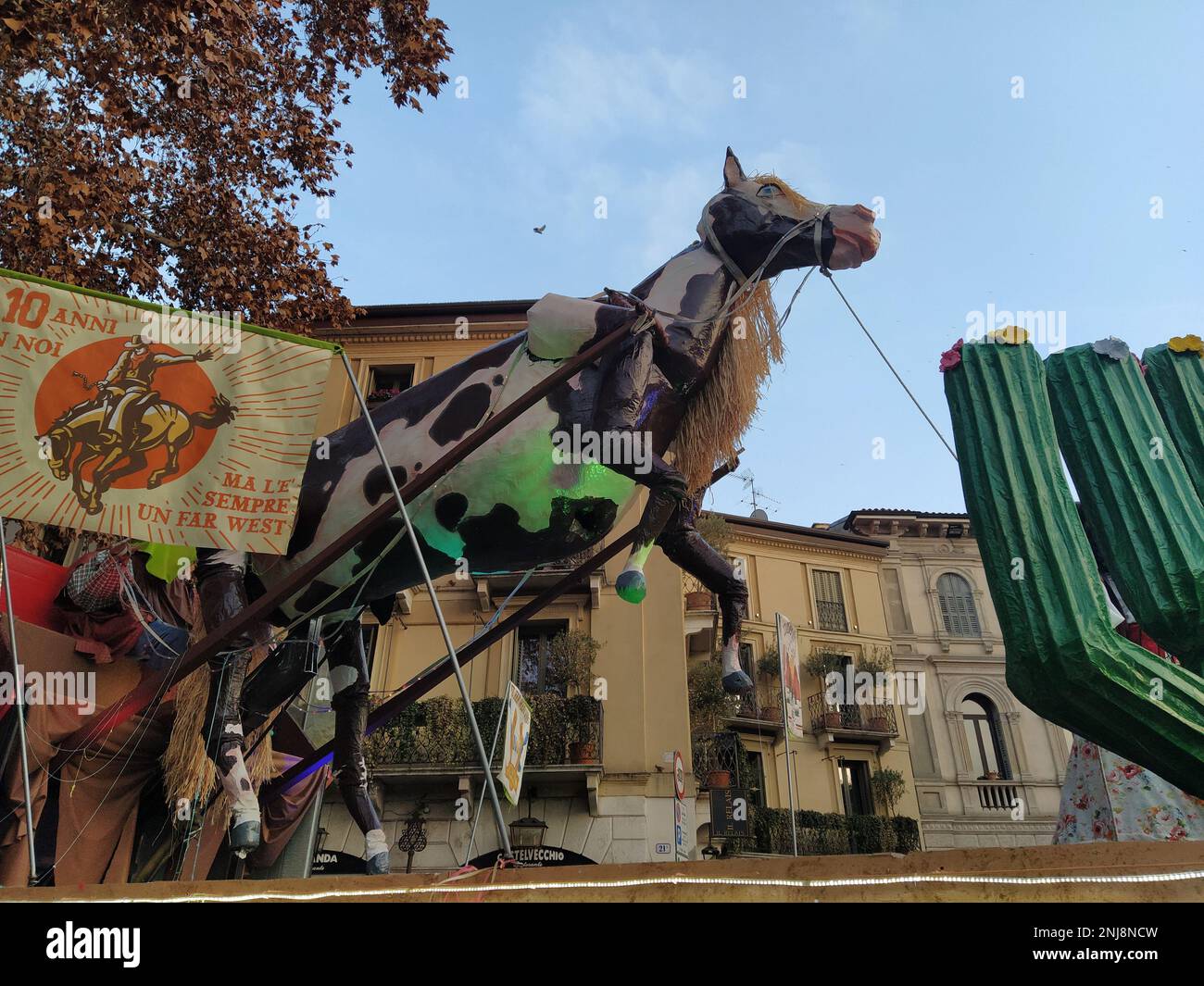 VERONA, ITALIEN-FEBRUAR 2023: Wagenparade und Maskenparade während des Karnevals der Stadt Verona im Februar 2023 Stockfoto