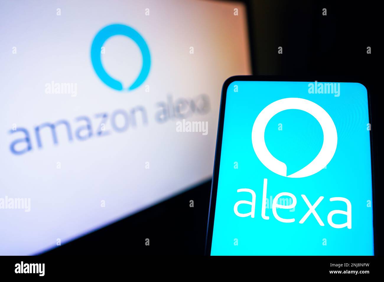 In dieser Fotoabbildung wird das Amazon Alexa Logo auf einem Smartphone angezeigt. Stockfoto