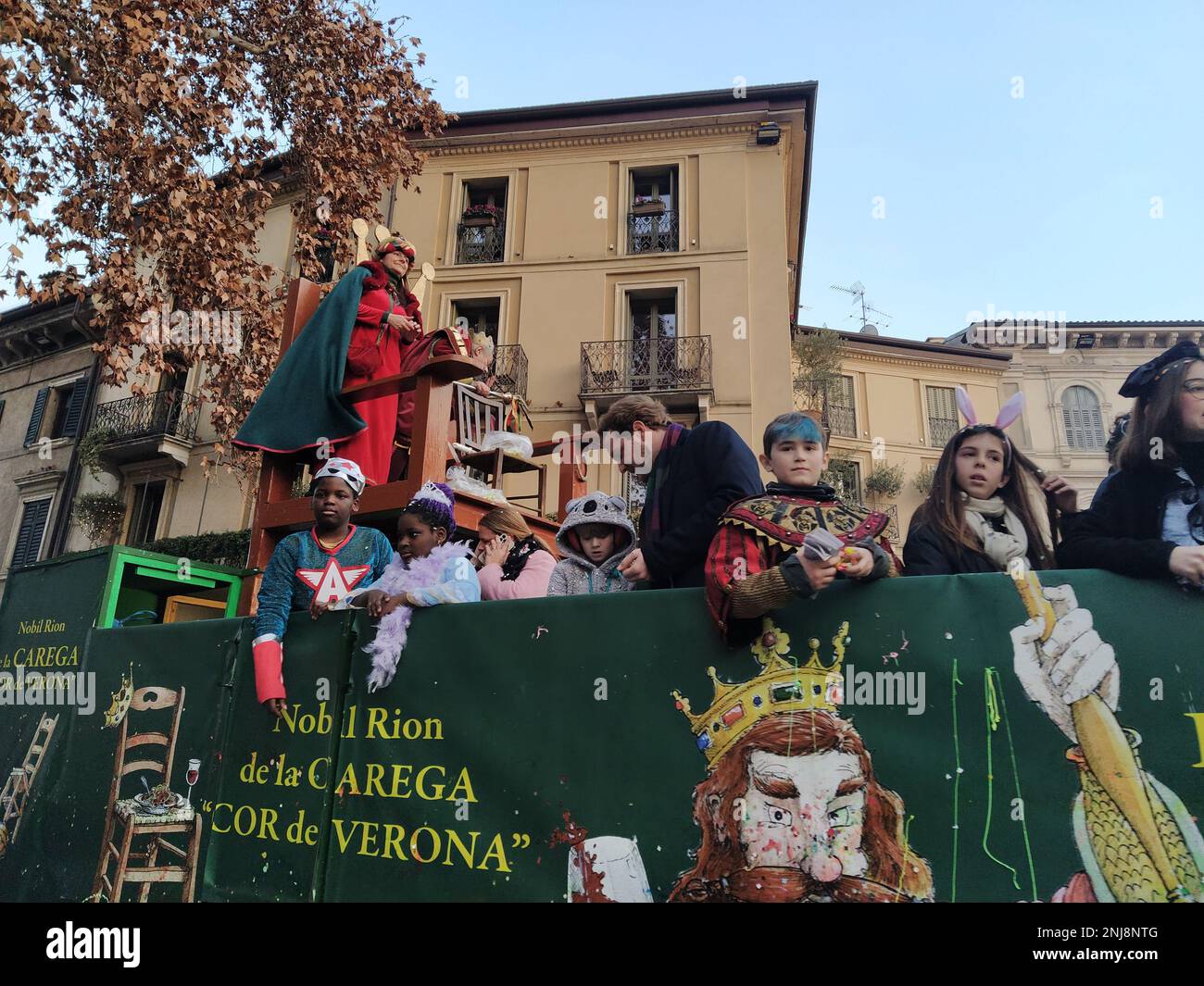 VERONA, ITALIEN-FEBRUAR 2023: Wagenparade und Maskenparade während des Karnevals der Stadt Verona im Februar 2023 Stockfoto