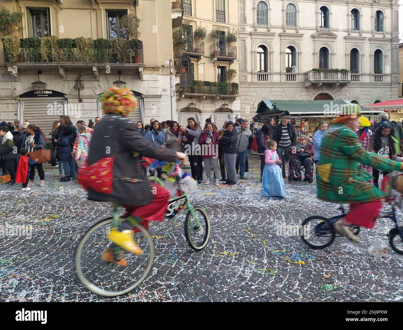 VERONA, ITALIEN-FEBRUAR 2023: Wagenparade und Maskenparade während des Karnevals der Stadt Verona im Februar 2023 Stockfoto