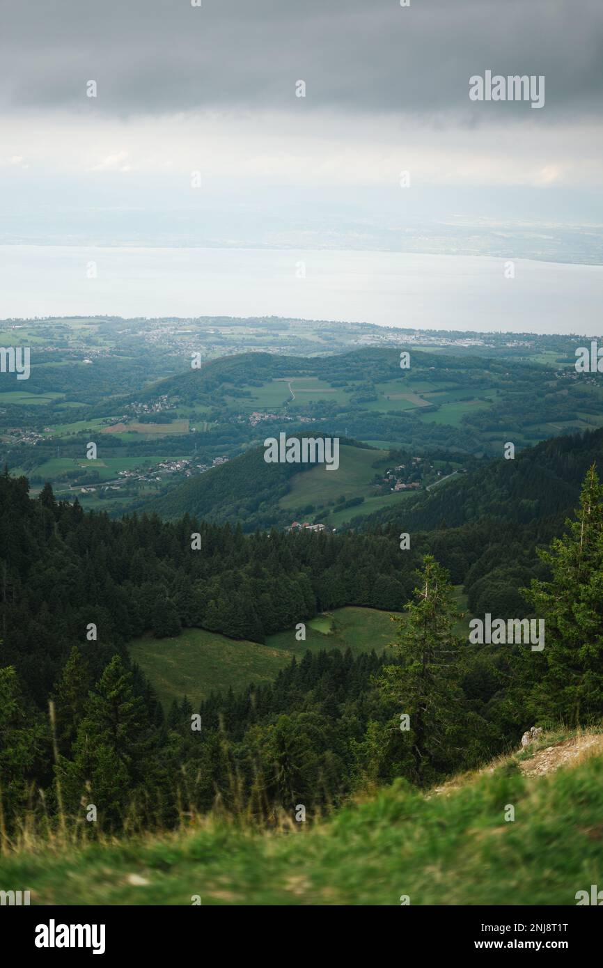 Genfer See an einem stimmungsvollen Herbsttag vom Gipfel eines Berges aus Stockfoto